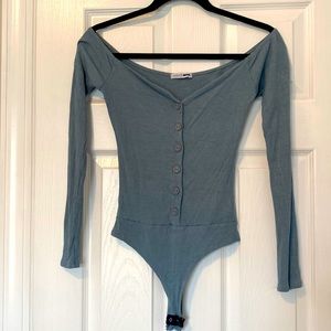 SOLD ⭐️ Fashion Nova Off-shoulder Bodysuit